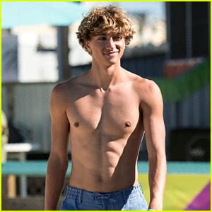 Gavin Casalegno Bathing Suit, Shirtless Scene in The Summer I。